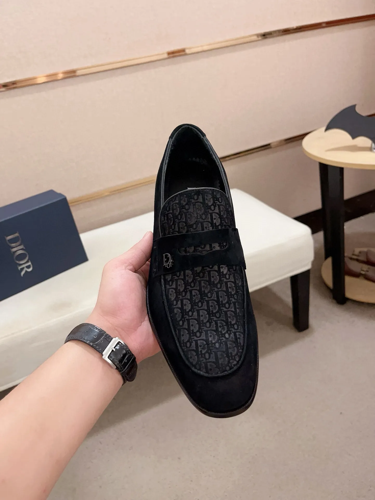 Men's shoes 💰: 540💰 High-end version of Dior Dior's new series. Famous actors and Internet celebrities wear super popular designs. The sculptures of French artist Niki de Saint Phalle are designed as rings. Material: Fabric: Imported original material. Foot: cowhide. Outsole: Rubber outsole. Men's shoe size: 38~44. Can be customized to size 45.
